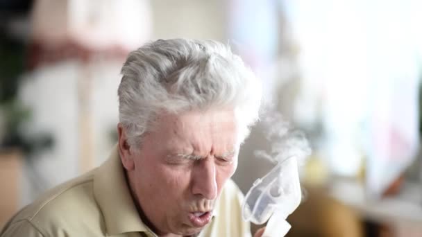 Elderly man with inhalator — Stock Video