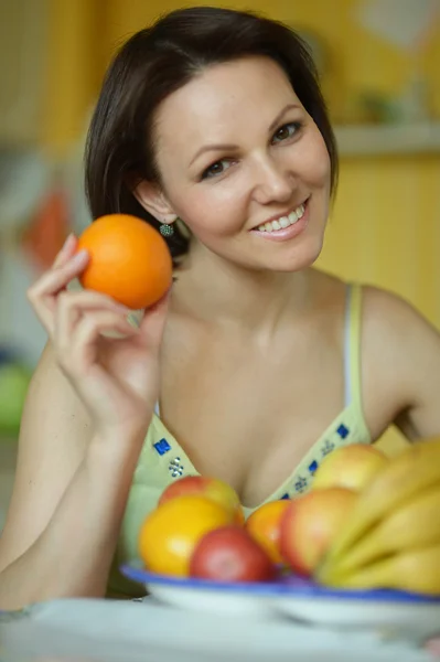 Leende kvinna med frukter — Stockfoto