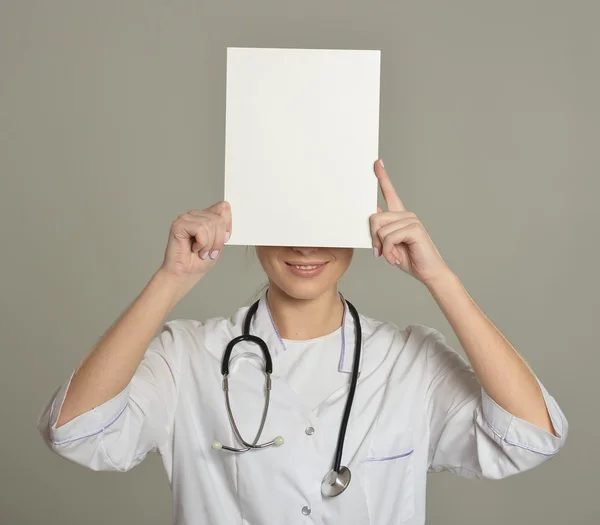 Medico donna con lista bianca — Foto Stock