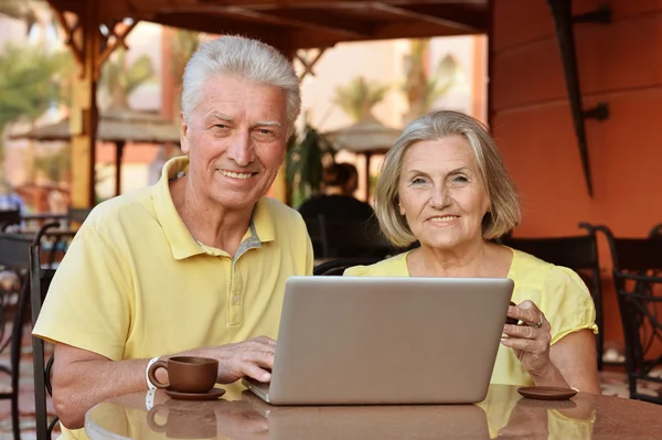 Casal maduro com laptop — Fotografia de Stock