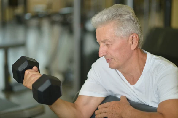 Uomo anziano con manubrio in palestra — Foto Stock