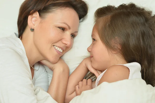 Mãe com filha na cama — Fotografia de Stock