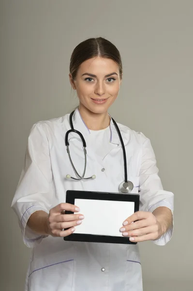 Female doctor with tablet pc — Stok fotoğraf