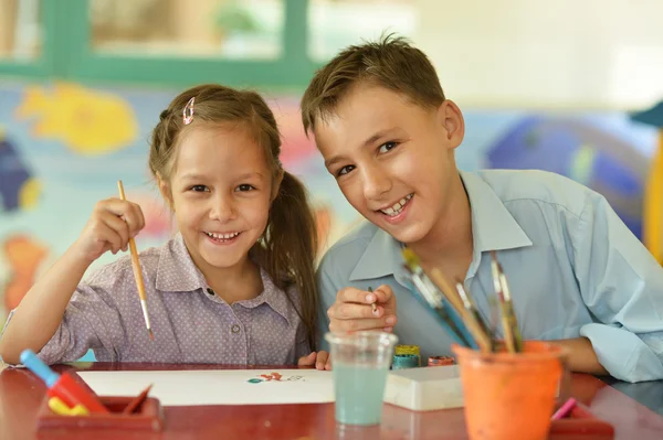 Kleines Mädchen mit Jungen-Zeichnung — Stockfoto