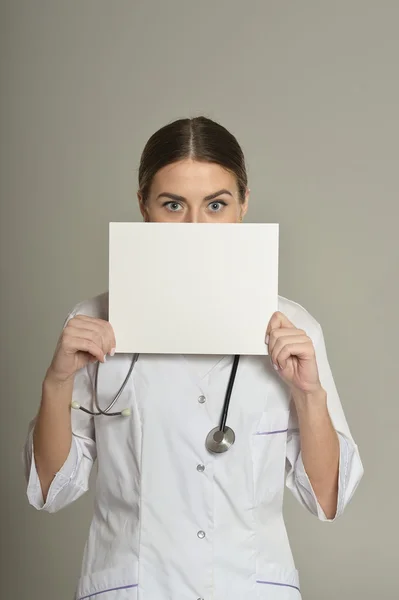 Medico donna con lista bianca — Foto Stock