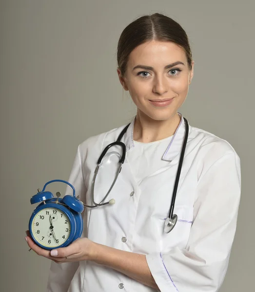 Female doctor with clock — Stock Photo, Image