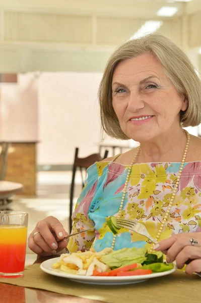 Mooie bejaarde vrouw in café — Stockfoto