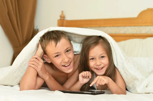 Hermano y hermana con tablet PC — Foto de Stock