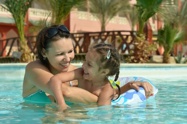 Mère avec fille dans la piscine — Photo