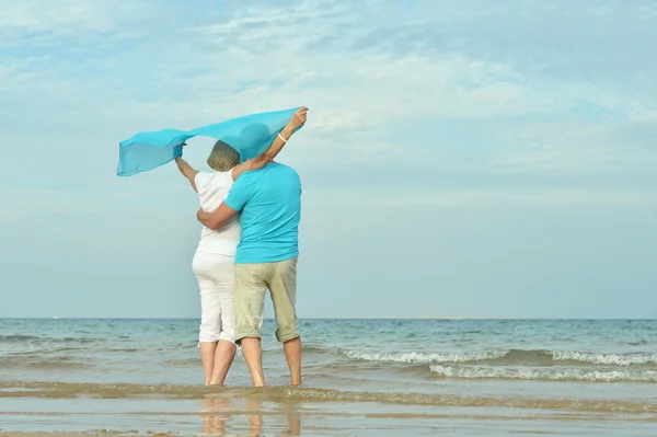 Šťastný pár na pláži pro dospělé — Stock fotografie
