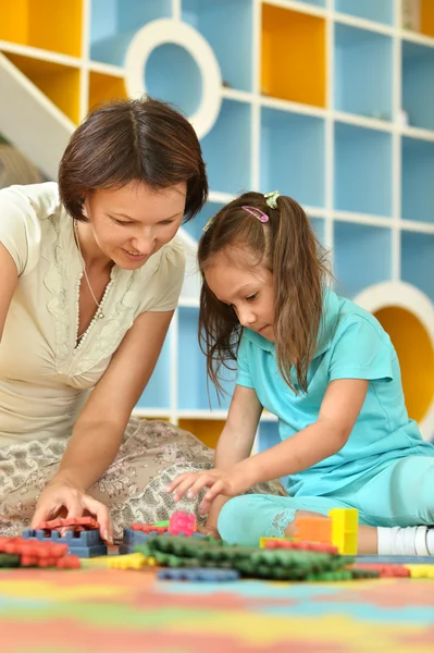 Kleines Mädchen spielt mit Mutter — Stockfoto