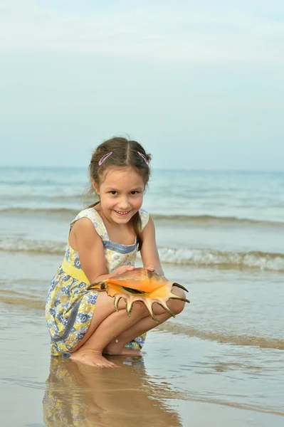 Cute little girl  on beach — Stock Photo, Image