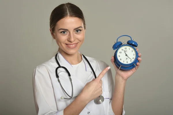 Female doctor with clock — Stock Photo, Image