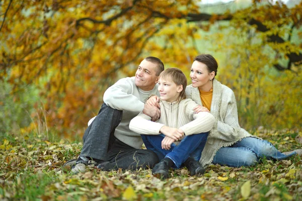 Familia en el parque de otoño — Foto de Stock