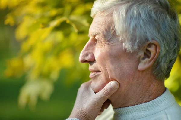 Thoughtful elderly man in autumn — Stock Photo, Image