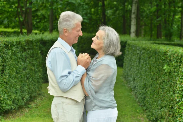 Casal velho no parque de primavera — Fotografia de Stock