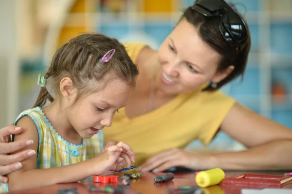 Kleines Mädchen spielt mit Mutter — Stockfoto