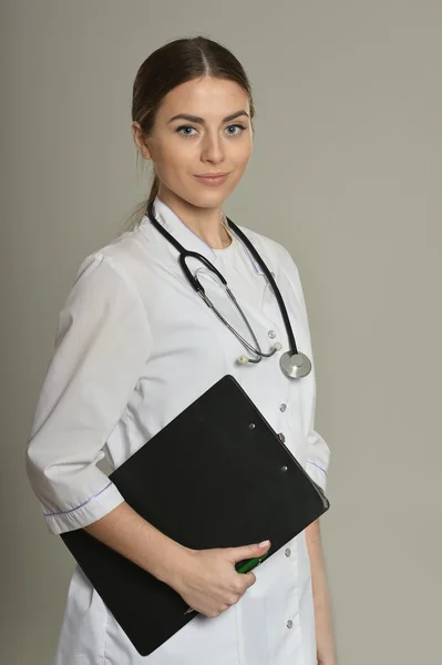 Ženský lékař s složku — Stock fotografie