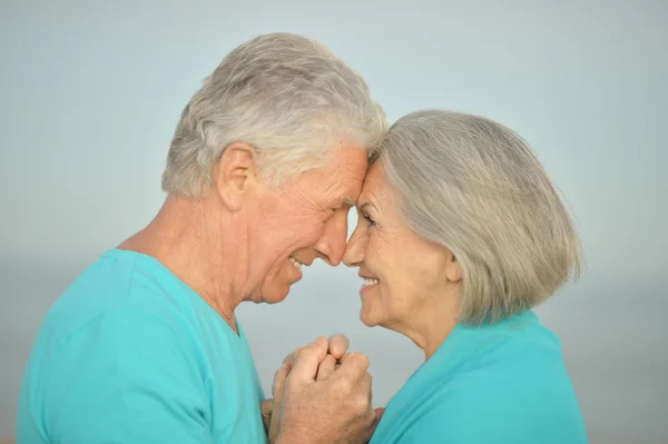 Seniorenpaar auf See — Stockfoto