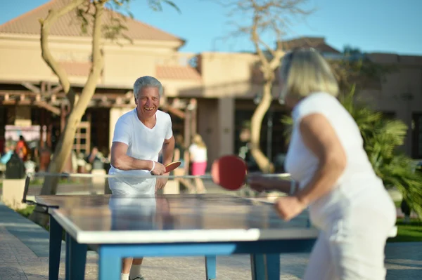 Pareja de ancianos jugando ping pong —  Fotos de Stock