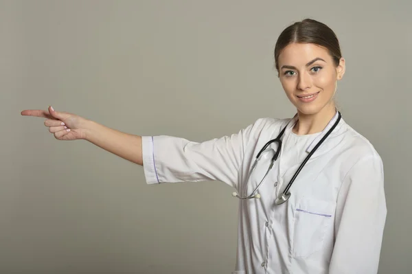 Medico mostra spazio vuoto copia — Foto Stock