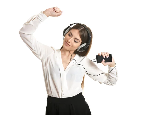 Chica escuchando música usando móvil — Foto de Stock