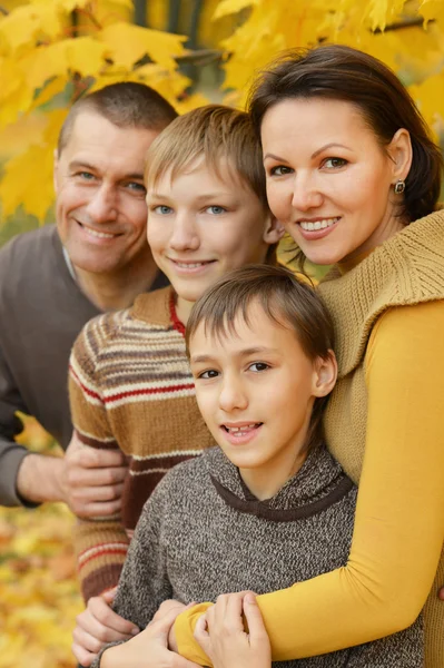 Familj i höstparken — Stockfoto