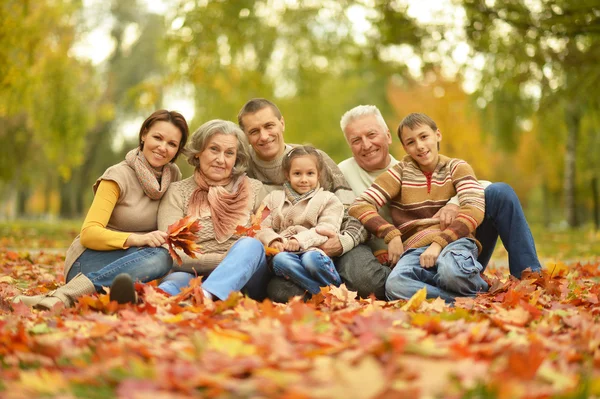 Família relaxante no parque de outono — Fotografia de Stock