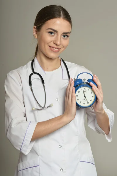 Female doctor with clock — Stock Photo, Image