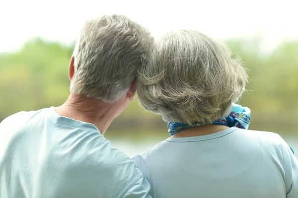 Gelukkig volwassen paar in park — Stockfoto