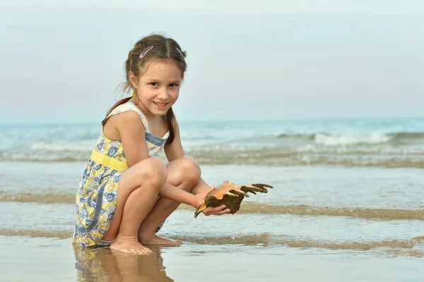 Carino bambina sulla spiaggia — Foto Stock