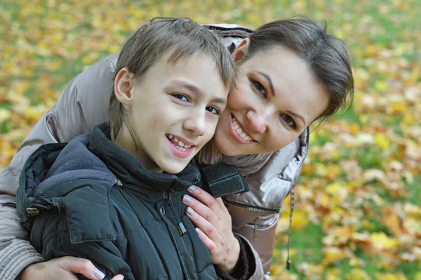 Matka s tím klukem v podzimním parku — Stock fotografie