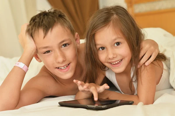 Brother and sister with tablet pc — Stock Photo, Image