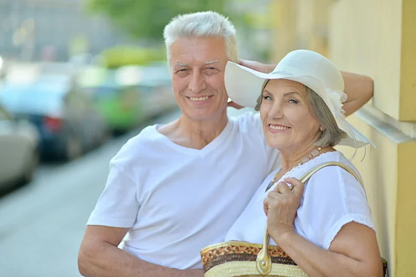 Parejas maduras en la ciudad —  Fotos de Stock