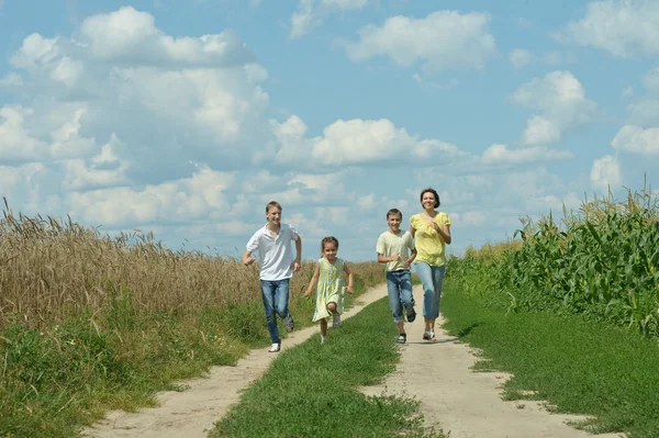 Счастливая семья работает на открытом воздухе — стоковое фото