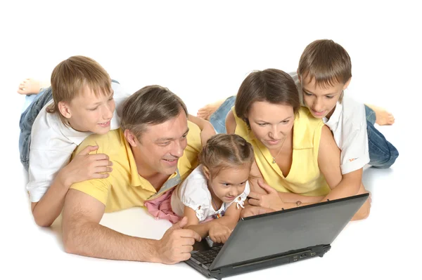 Gelukkig gezin met laptop — Stockfoto