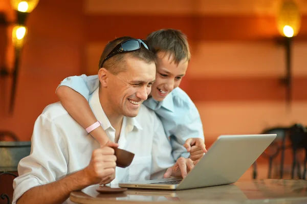 Pai e filho com laptop — Fotografia de Stock