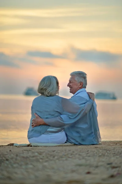 海で年配のカップル — ストック写真