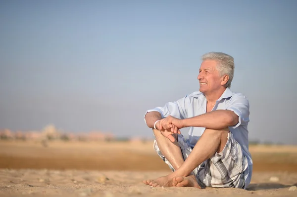 Hombre mayor en el desierto —  Fotos de Stock