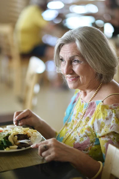 Mooie bejaarde vrouw in café — Stockfoto