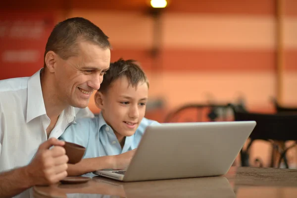 Vader en zoon met laptop — Stockfoto