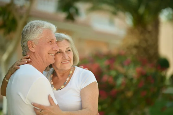 Pareja mayor en hotel resort — Foto de Stock