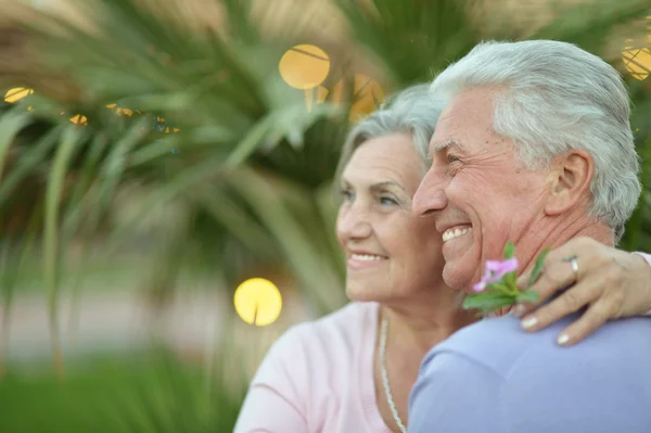 Feliz pareja madura en el parque de verano — Foto de Stock