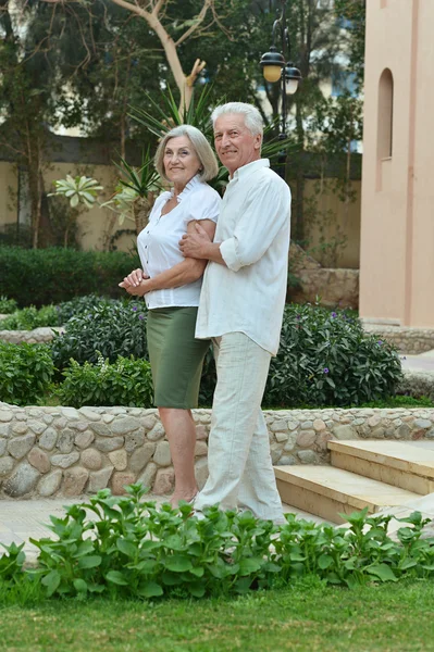Äldre par på hotel resort — Stockfoto
