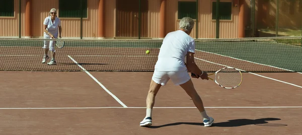 Couple on tennis court — Stock Photo, Image