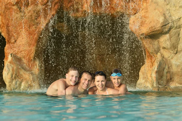 Familia relajarse en la piscina — Foto de Stock