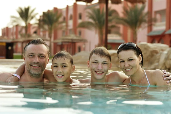 Familie ontspannen in het zwembad — Stockfoto