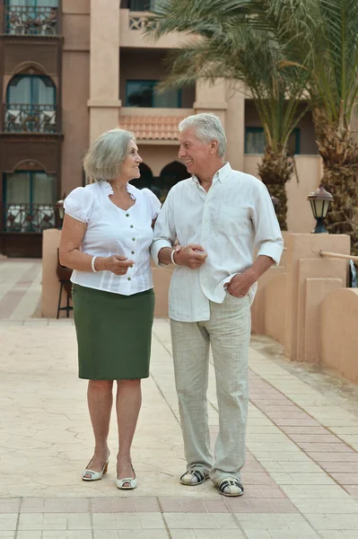 Äldre par på hotel resort — Stockfoto