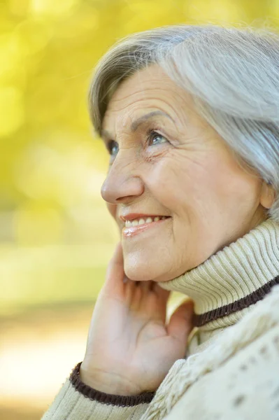 Seniorin im Herbstpark — Stockfoto