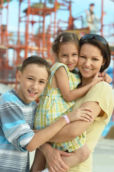 Moeder met kinderen op vakantie — Stockfoto